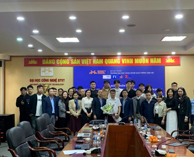 Kết nối nhà trường và doanh nghiệp: tặng hoa, chụp ảnh lưu niệm tại hội nghị triển khai thực tập – đồ án tốt nghiệp