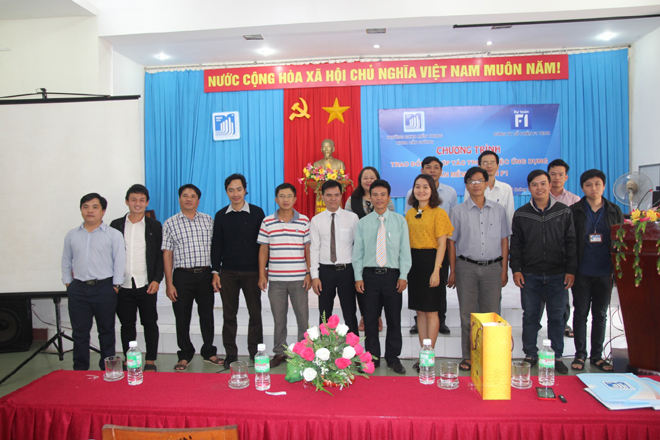 Các đại biểu chụp ảnh lưu niệm.