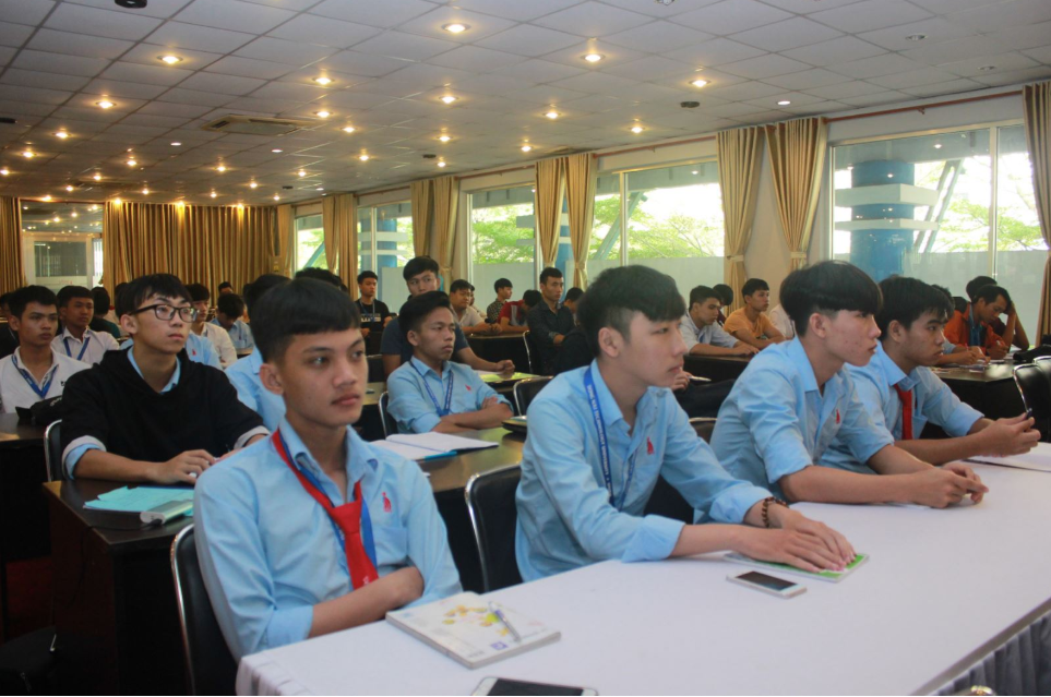 Sinh viên khoa Công nghệ tham dự hội thảo