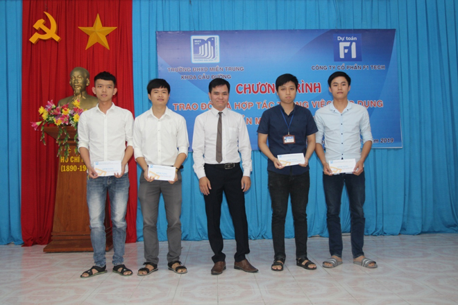 Tặng bản quyền cho sinh viên đại học Miền Trung